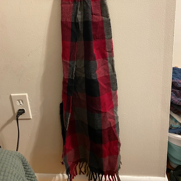 Red and black plaid scarf - Picture 1 of 2